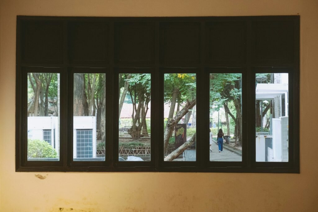 Fenêtres aluminium noir – Prisma Groupe